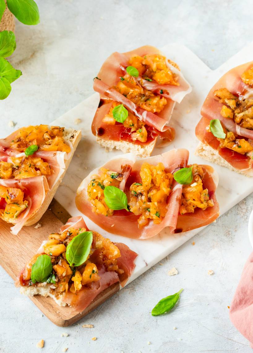 Bruschetta mit Schinken und Honigmelonensalsa