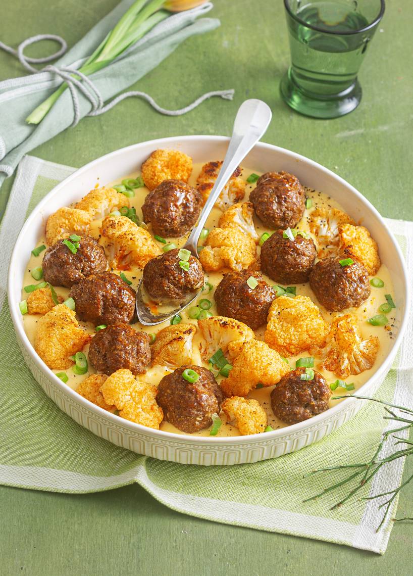 Hackbällchen und Blumenkohl in Cheddar-Soße