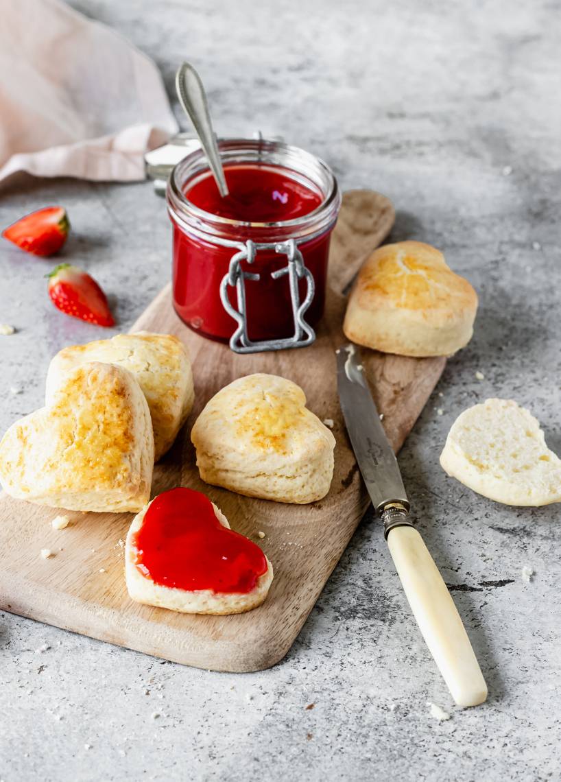 Herz-Scones mit Erdbeermarmelade | ZauberMix