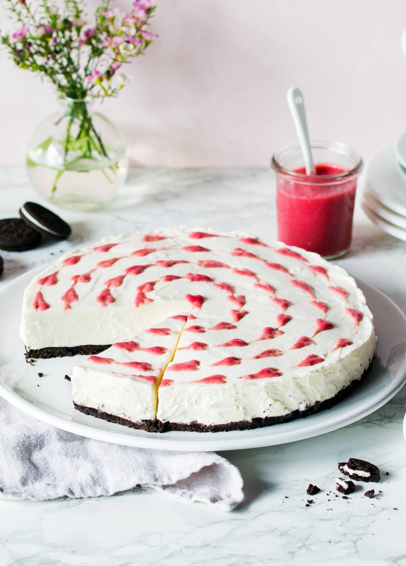 No-Bake-Cheesecake mit fruchtigen Herzen
