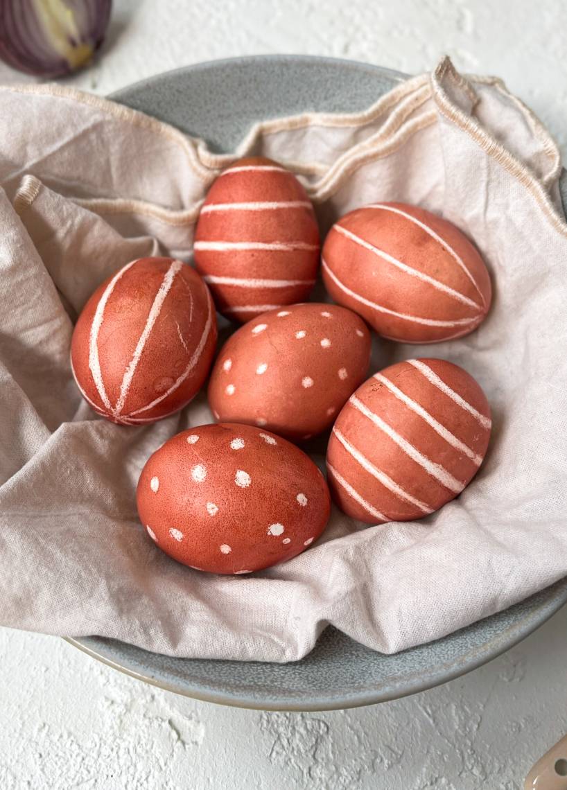 Eier mit roter Zwiebelschale färben