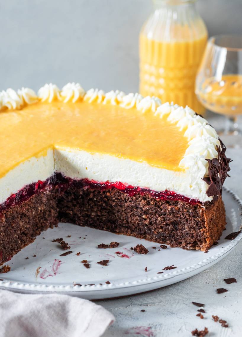 Eierlikörtorte mit Preiselbeeren