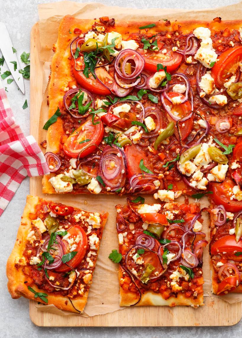 Schnelle Tomaten-Feta-Pizza ohne Hefe
