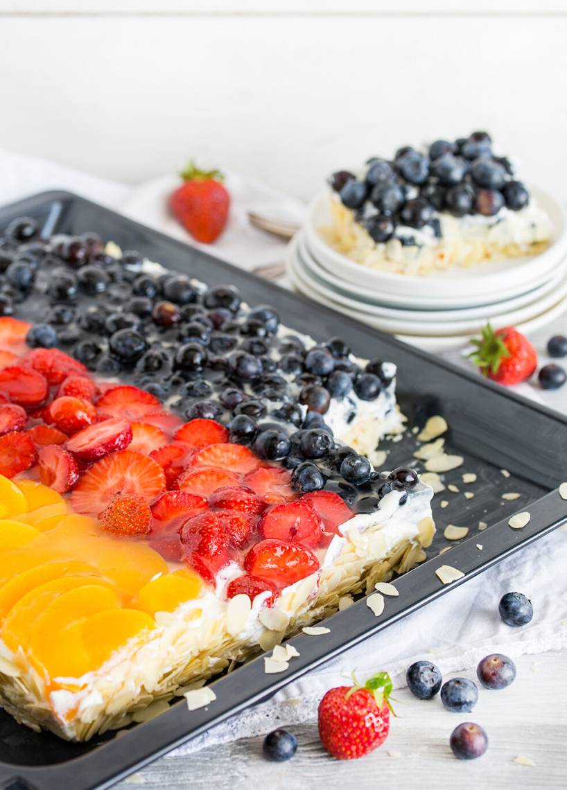 Schwarz-rot-goldener Obstkuchen