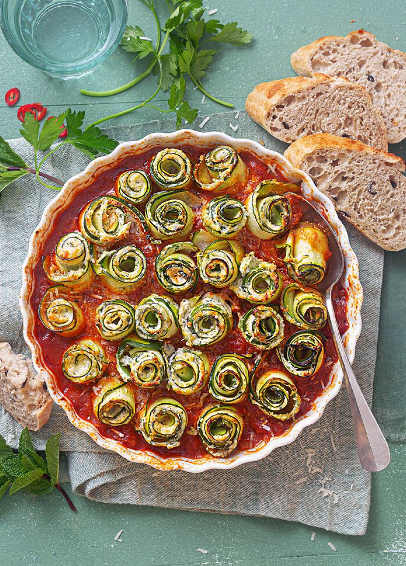 Zucchini-Feta-Röllchen in Tomatensoße