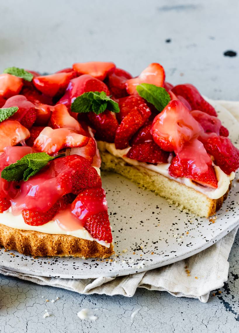 Einfacher Erdbeerkuchen mit Biskuitboden | ZauberMix