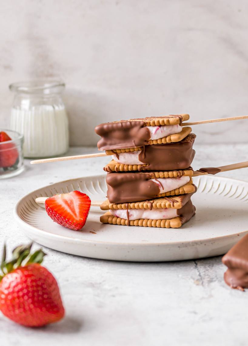 Erdbeer-Butterkeks-Eis am Stiel