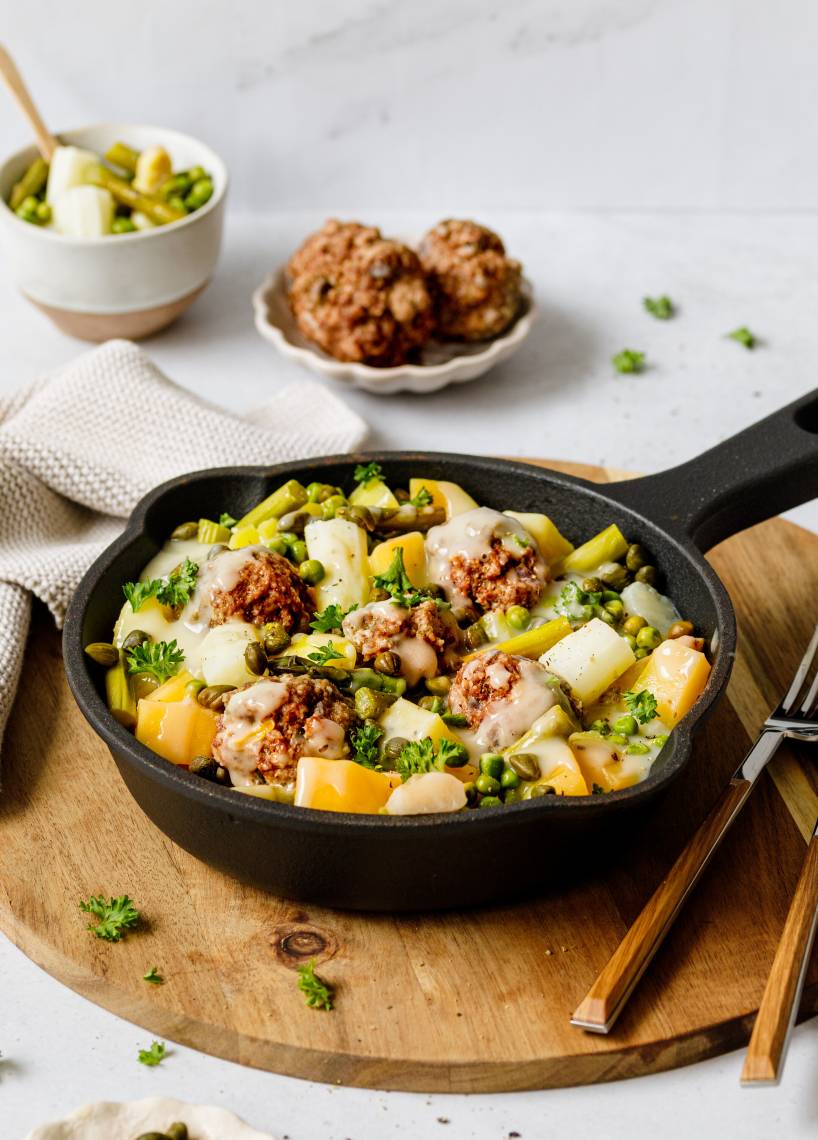 Frühlingstopf mit Hackbällchen und Spargel