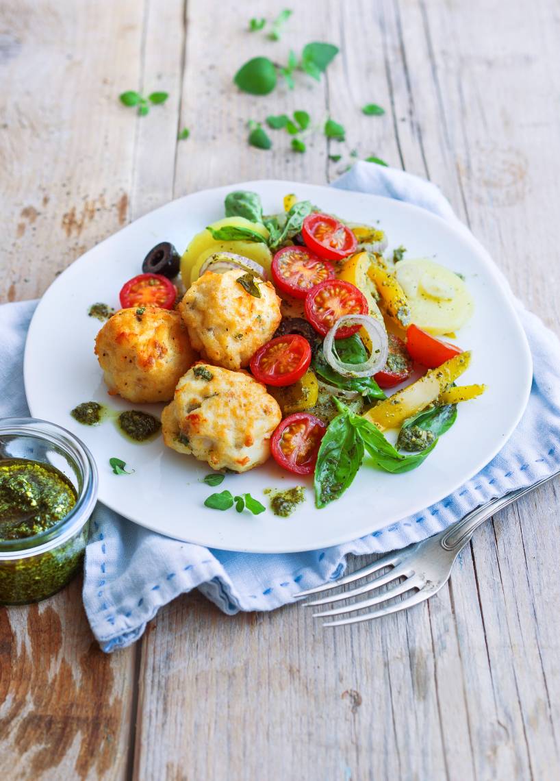 Kabeljaubällchen mit mediterranem Kartoffelsalat