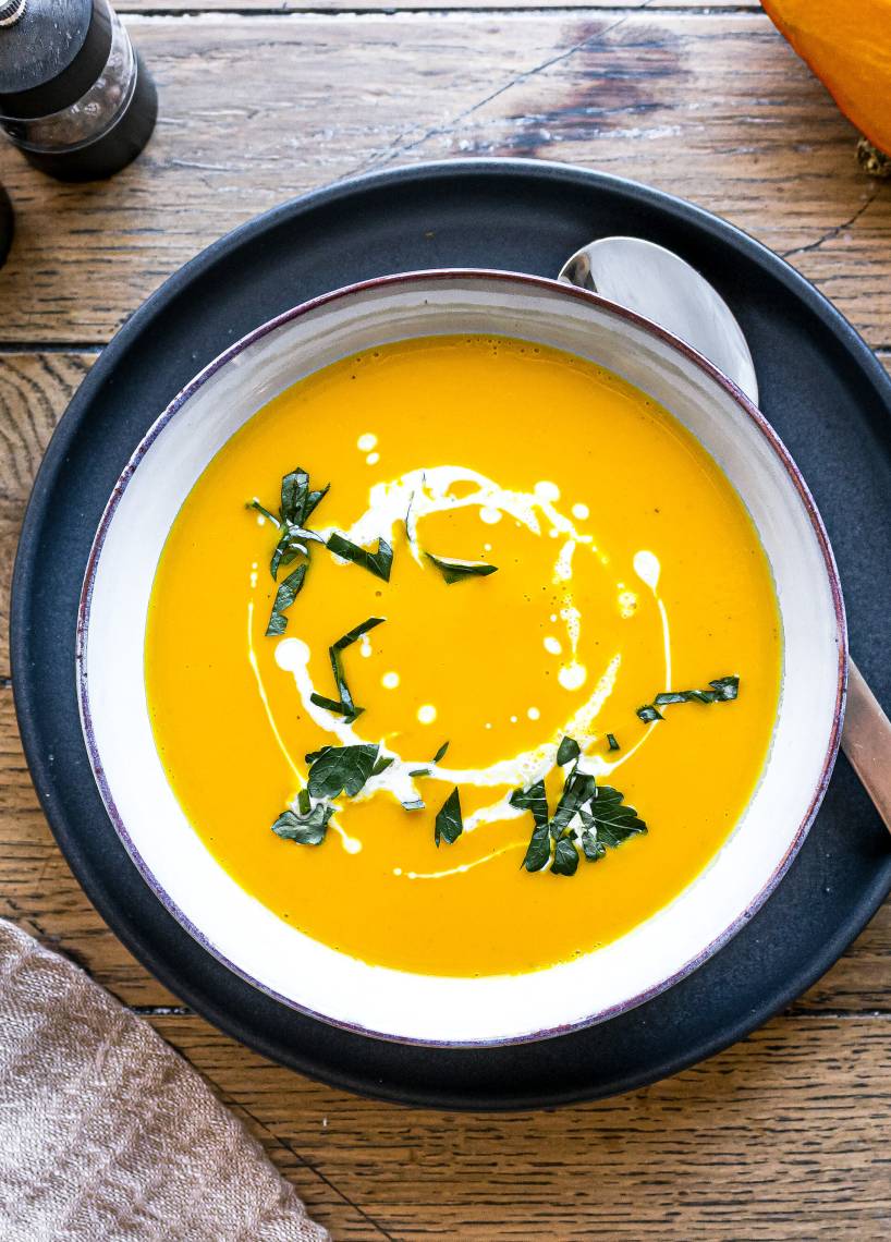 Kürbis-Kokos-Suppe mit Kürbiskernen