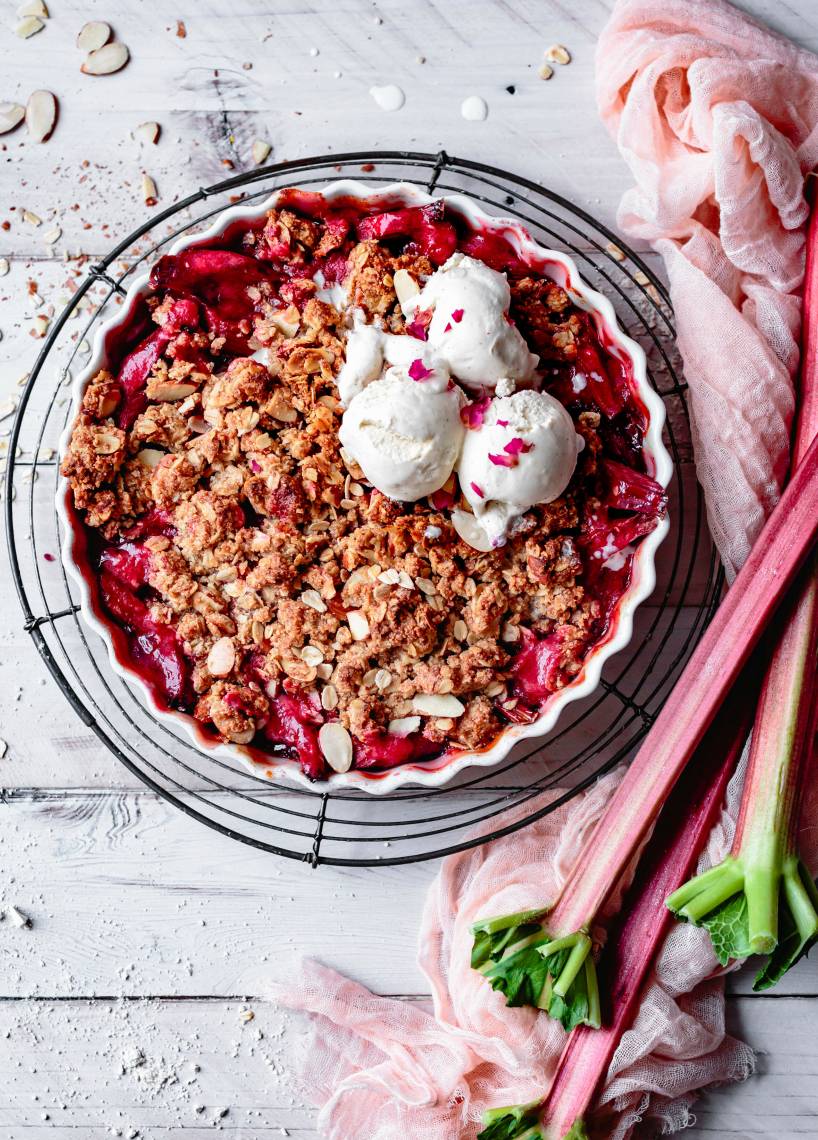 Rhabarber-Crumble mit Vanilleeis