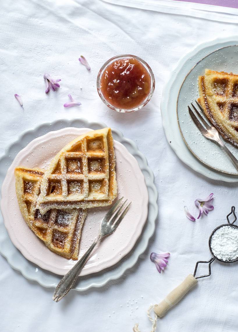 Vanille-Quark-Waffeln mit Rhabarberkompott