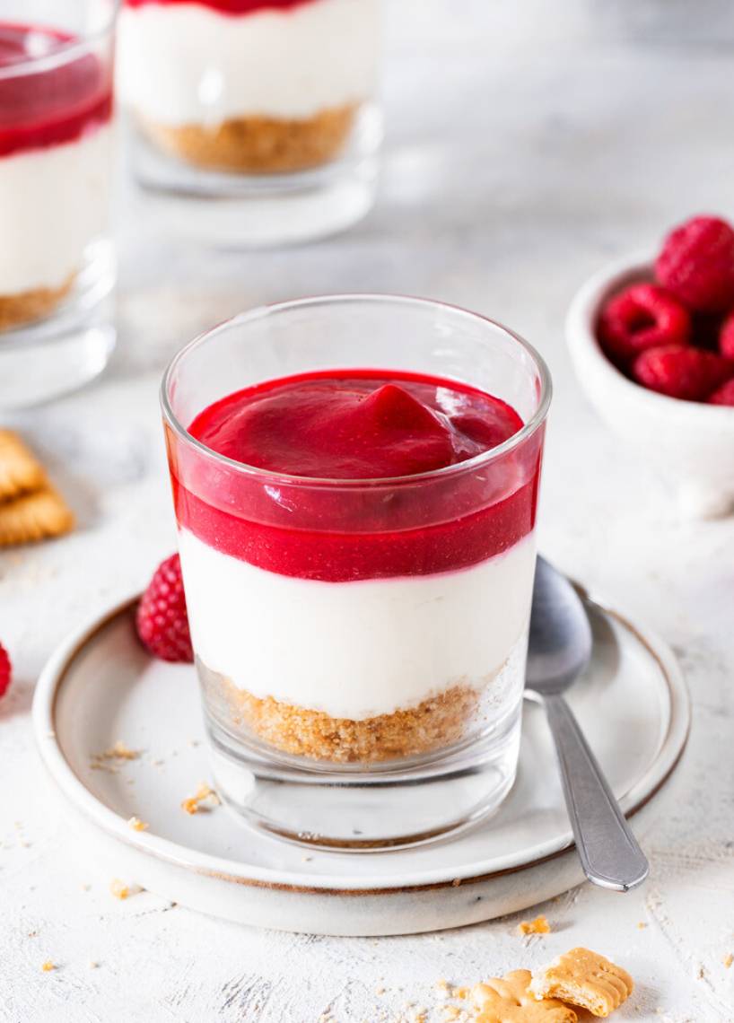 Cheesecake im Glas mit Himbeeren