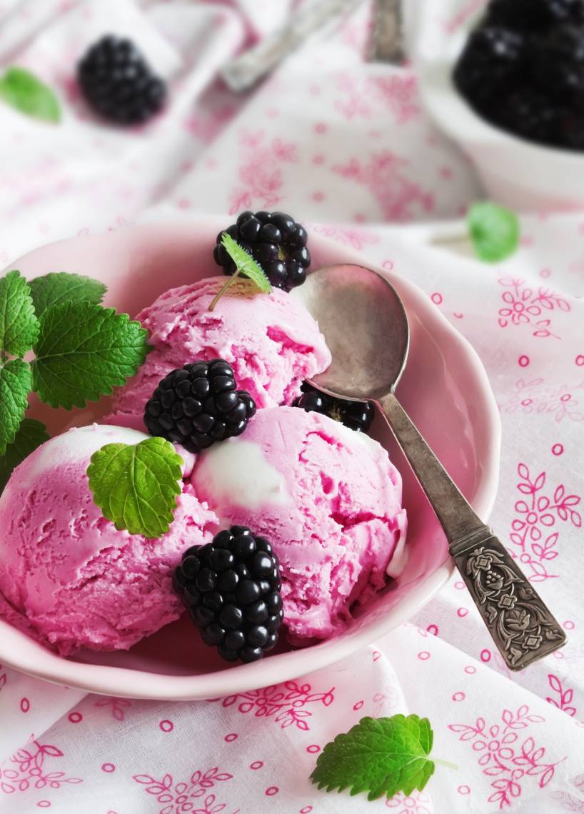 Cremiges Brombeereis