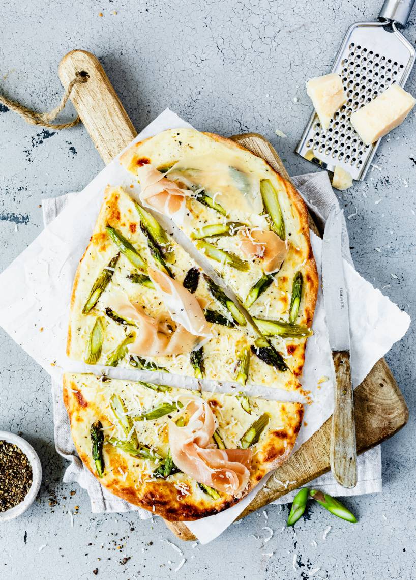 Flammkuchen mit grünem Spargel