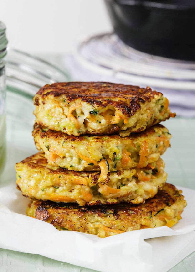 Quinoa-Halloumi-Taler mit Gurkensalat