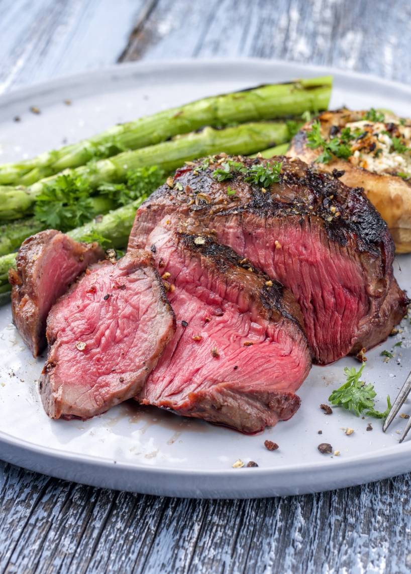 Rinderfilet mit grünem Spargel und gefüllten Champignons | ZauberMix