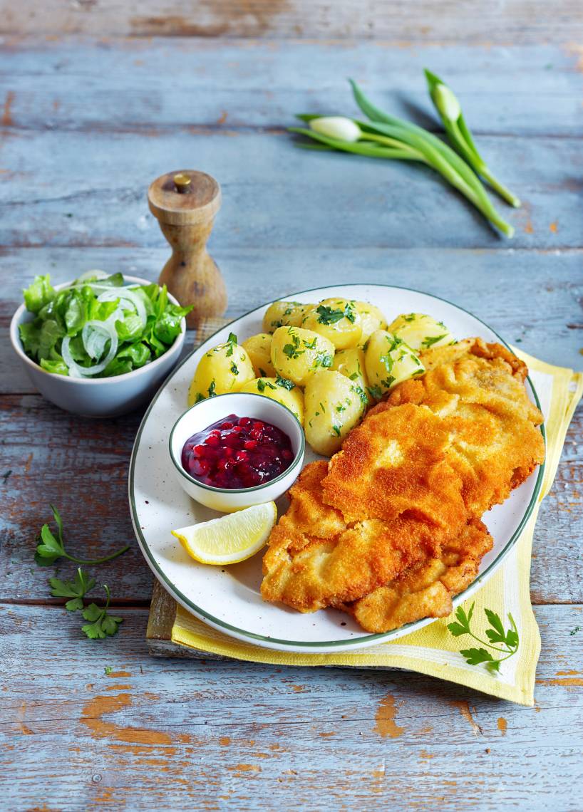 Wiener Schnitzel mit Petersilienkartoffeln und grünem Salat
