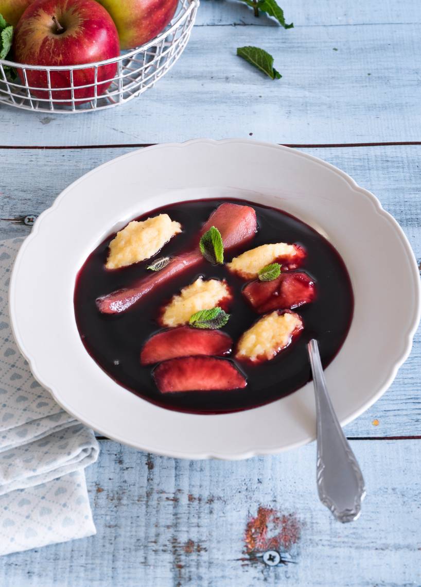 Fliederbeersuppe mit Grießklößchen