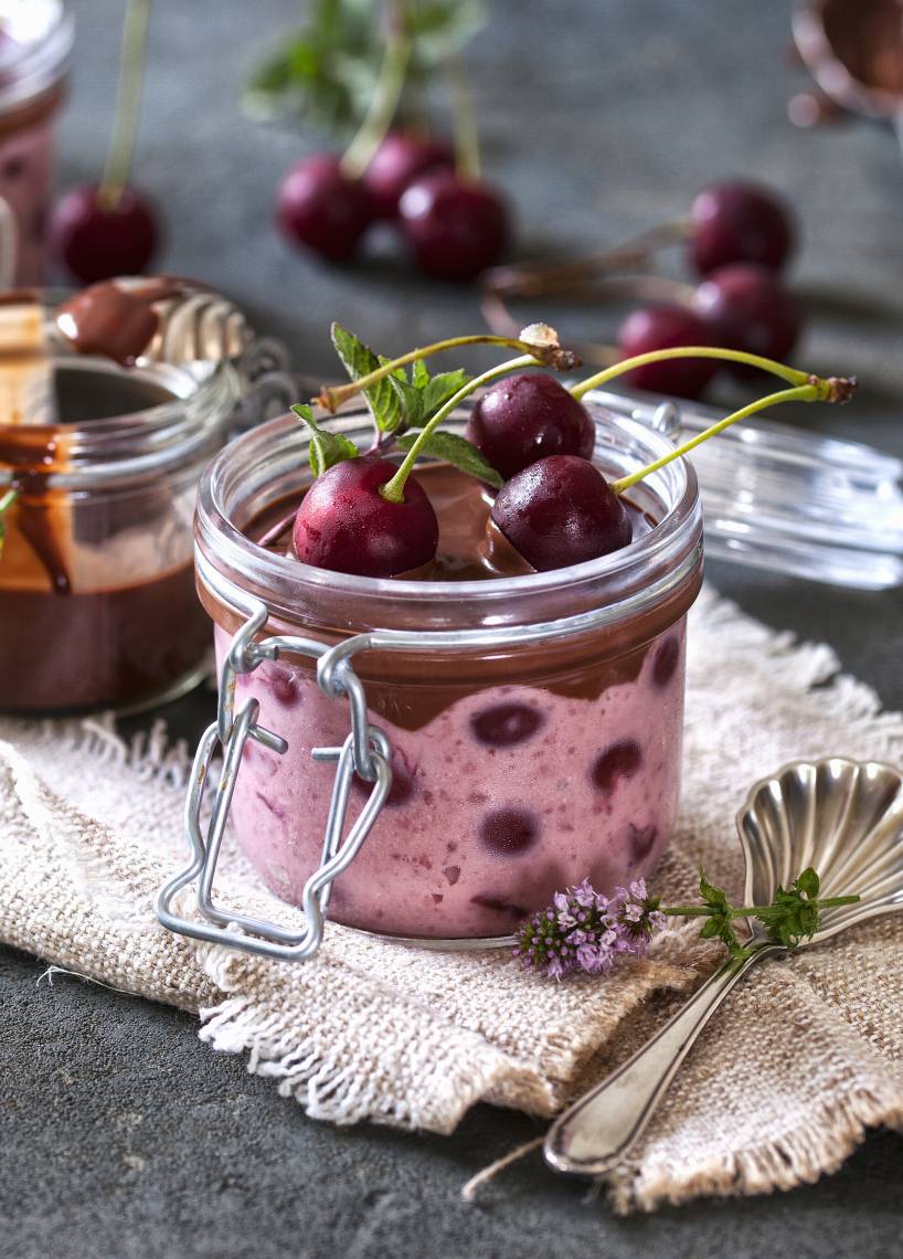 Kirschcreme mit Minz-Schokosoße