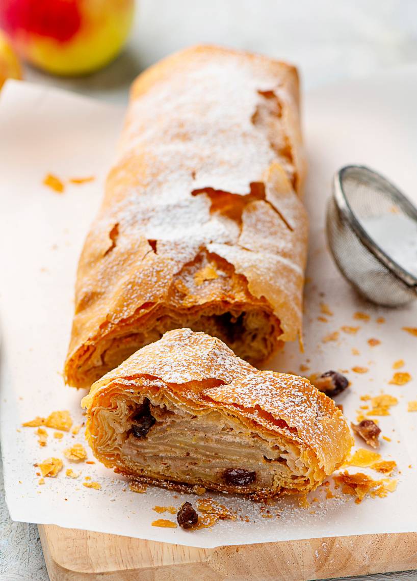Apfelstrudel mit Rosinen