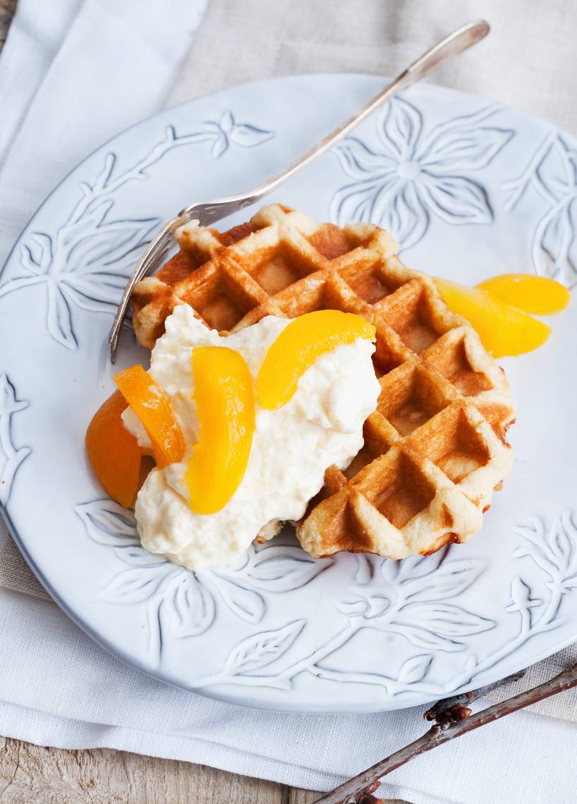 Buttermilchwaffeln mit Aprikosen-Sahne