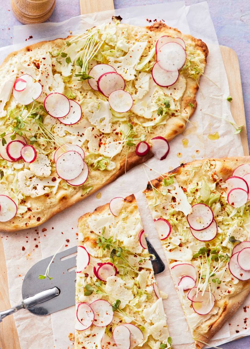 Flammkuchen mit Blumenkohl und Senfcreme