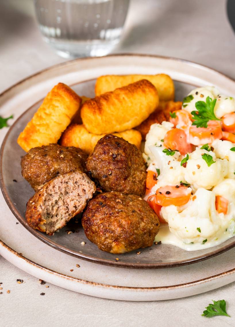 Frikadellen mit Rahm-Gemüse und Kroketten