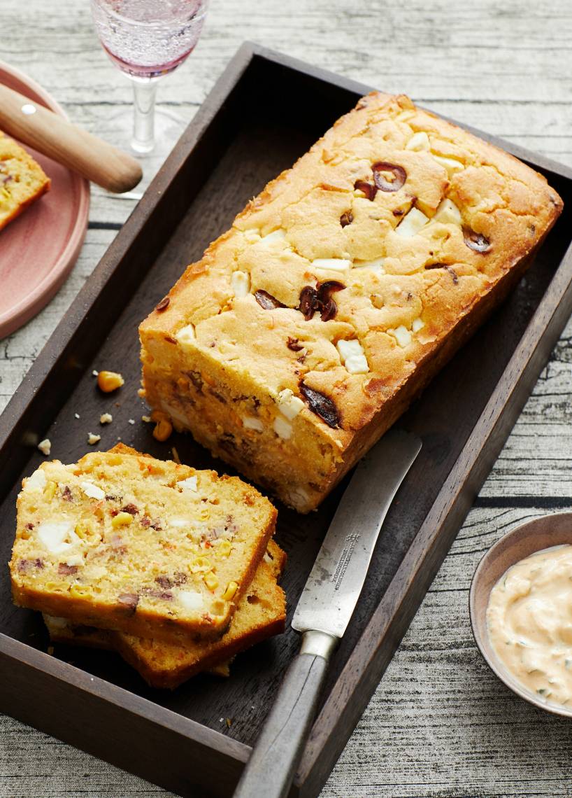 Maisbrot mit Chili, Speck und Feta