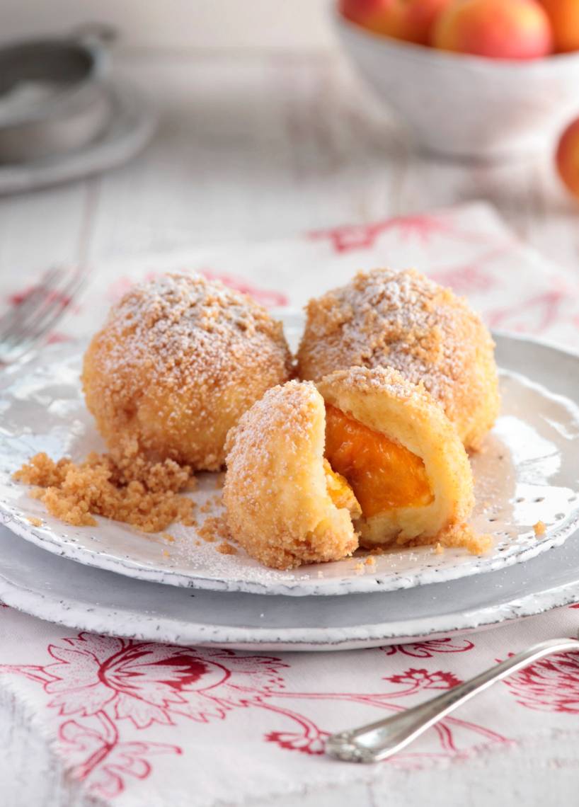 Marillenknödel mit Vanillebröseln