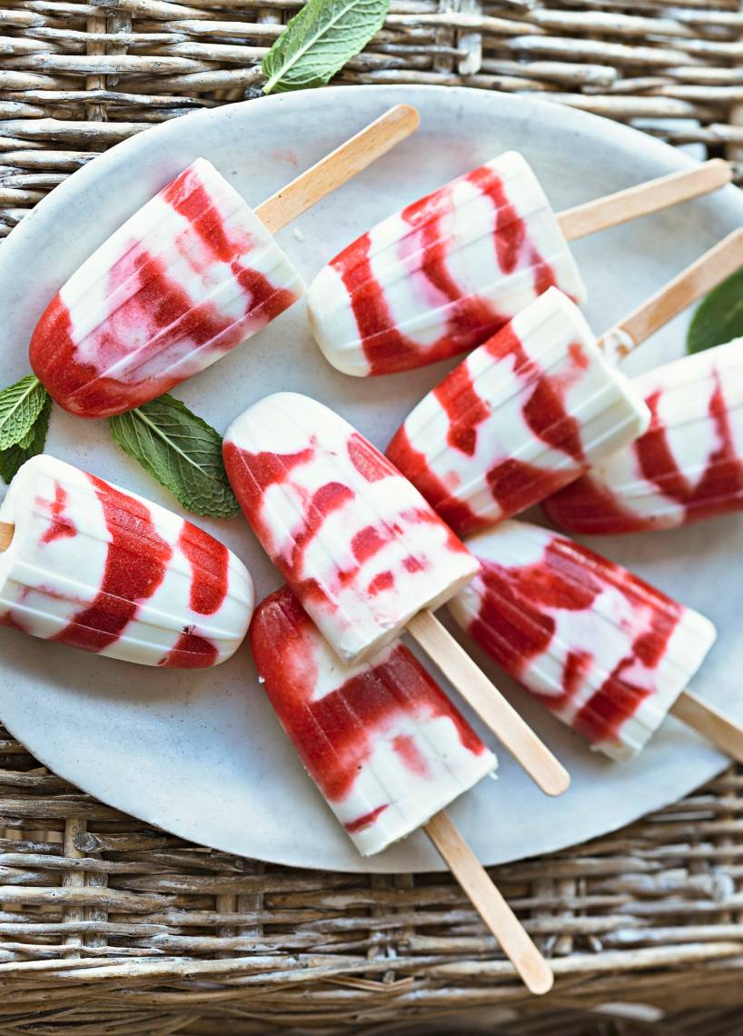 Mascarpone-Erdbeereis am Stiel