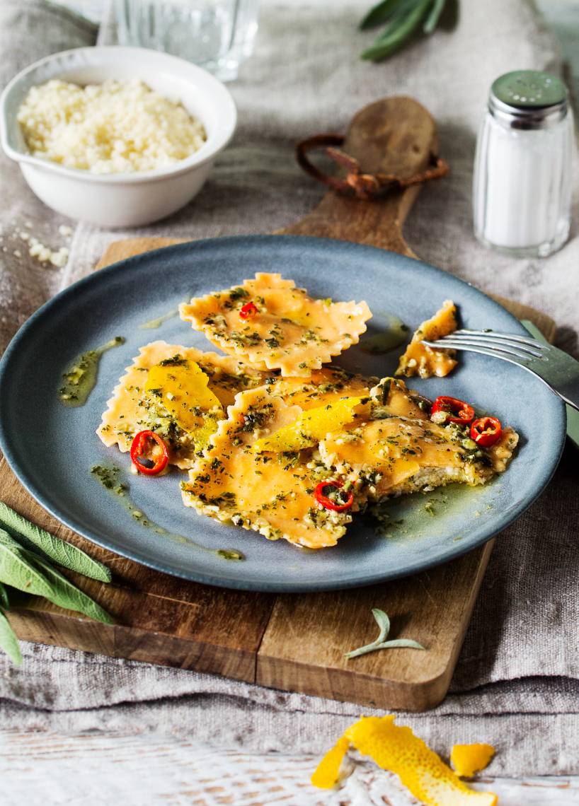 Ravioli in pikanter Salbei-Orangen-Butter