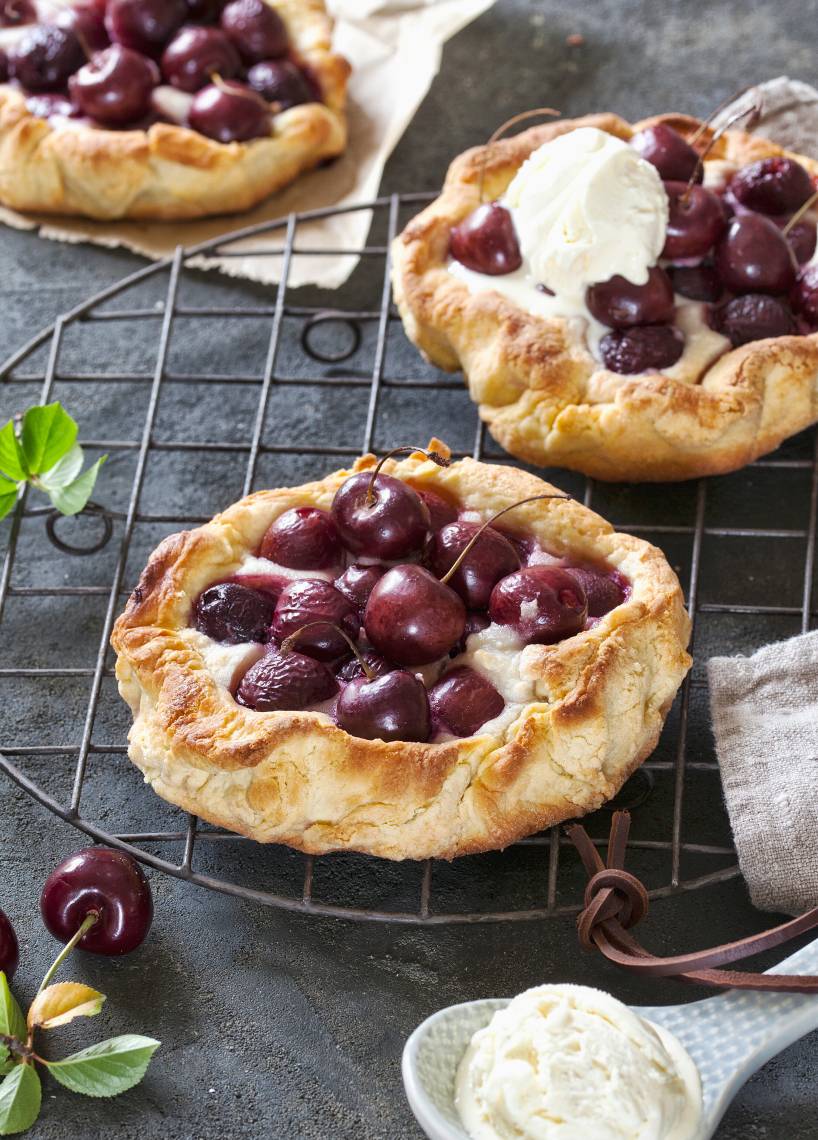 Saftige Kirschgalettes mit Marzipan