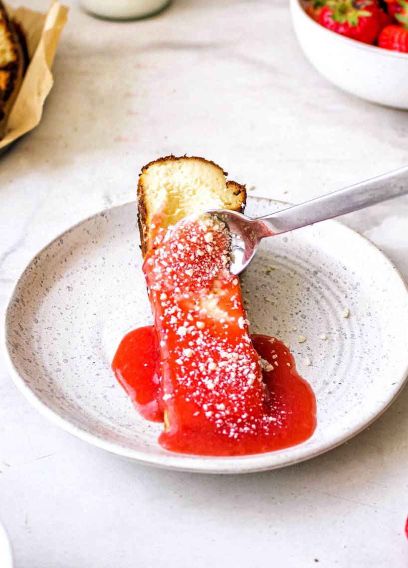 San Se­bas­tián Cheesecake "Spaghetti-Eis Style"