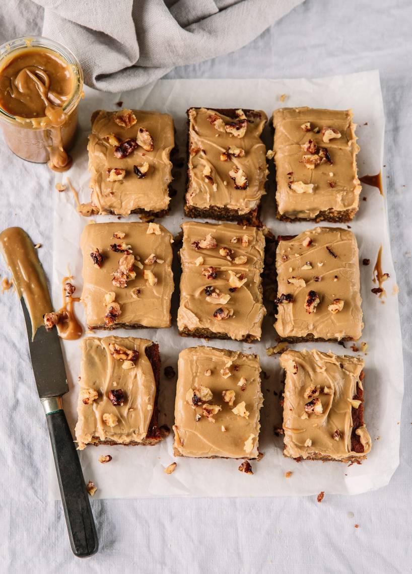 Apfelmuskuchen mit Karamell-Frosting