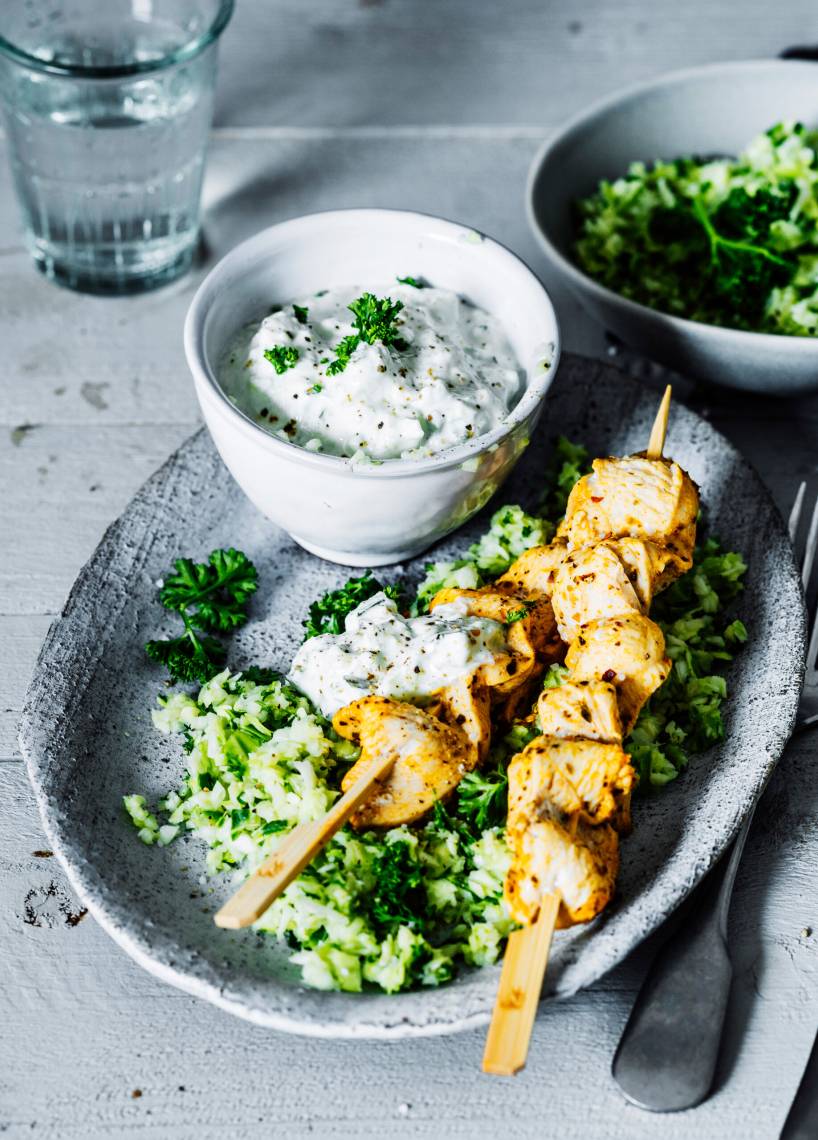 Hähnchenspieße mit Zaziki und Krautsalat