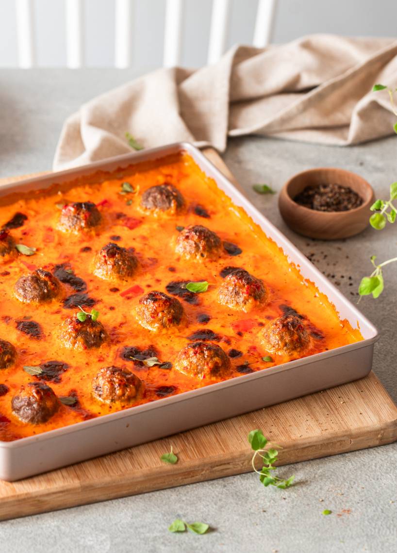 Ofen-Frikadellen mit Paprikarahm