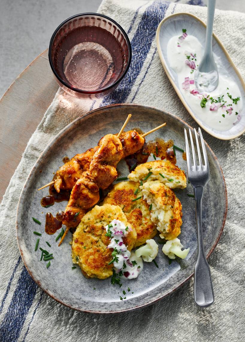 Blumenkohlbratlinge mit Hähnchenspießen