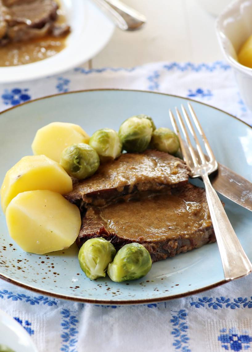 Sauerbraten mit Kartoffeln und Rosenkohl