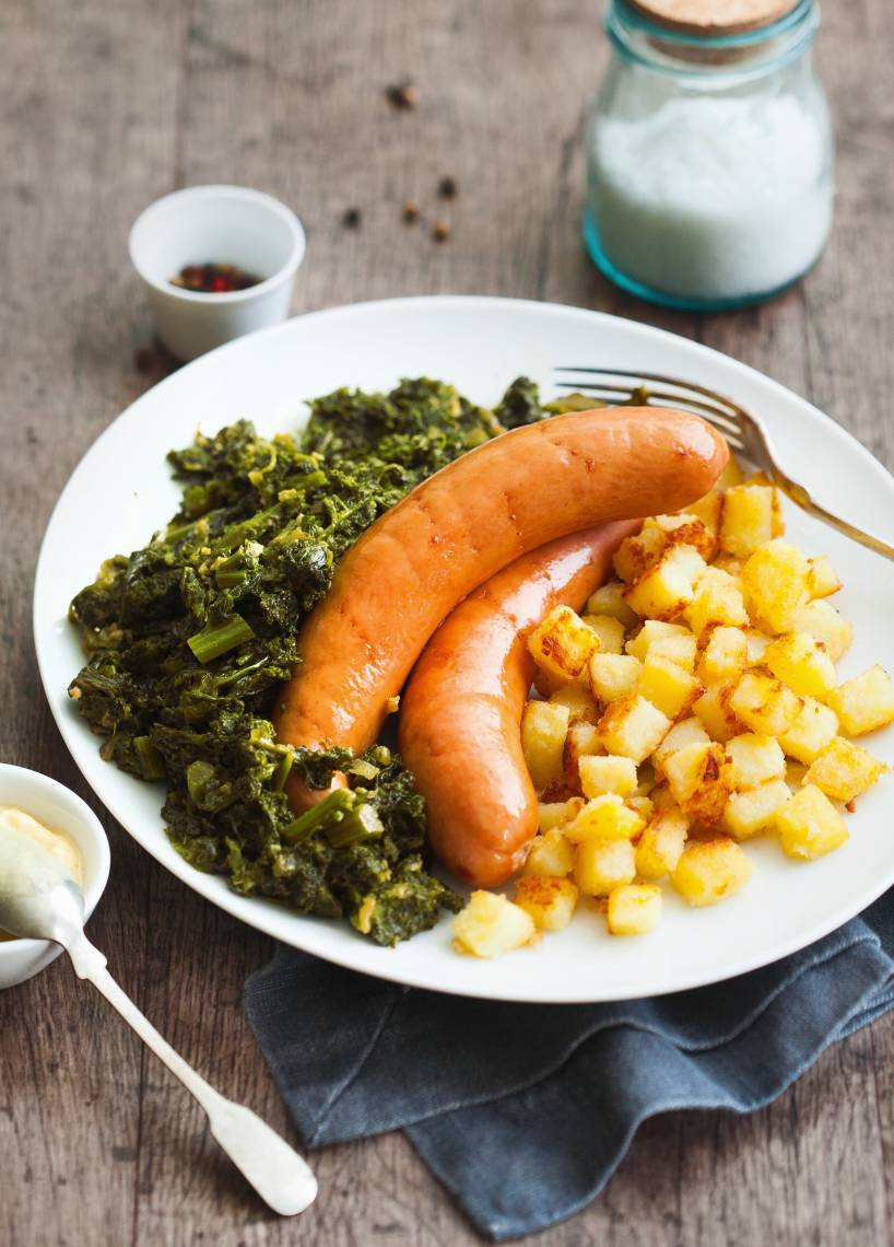 Grünkohl mit Wurst und Röstkartoffelwürfeln