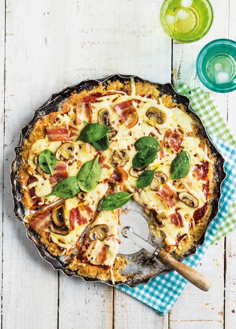 Blumenkohlpizza mit Bacon und Pilzen
