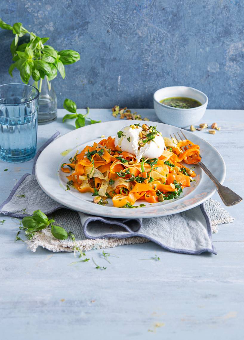 Karotten-Bandnudeln mit Burrata