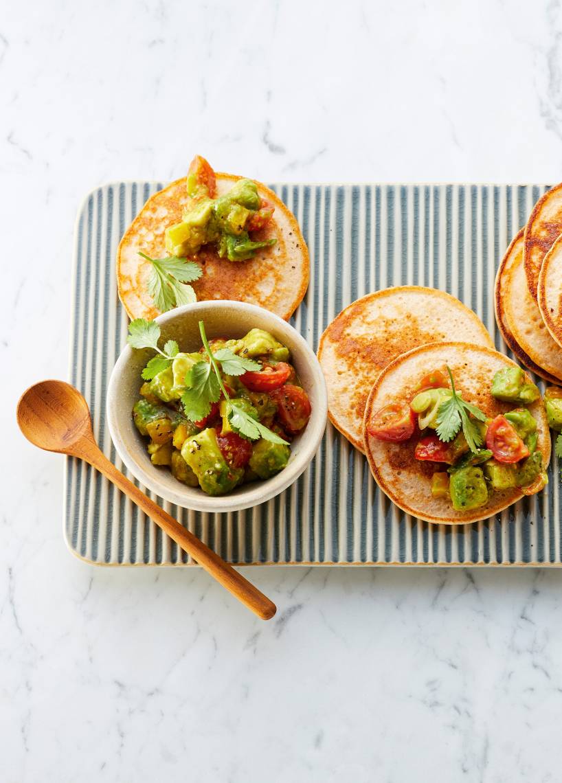 Quark-Pancakes mit Avocado-Salsa