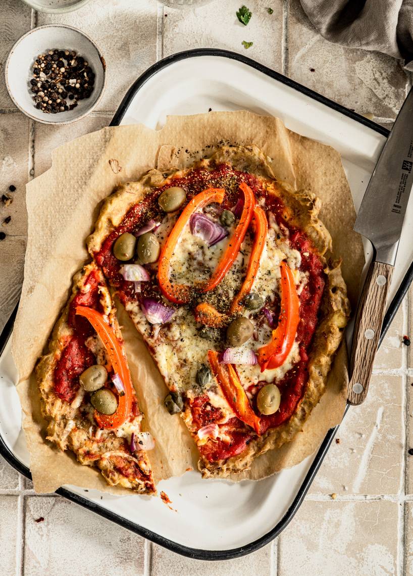Thunfisch-Pizza mit Paprika und Oliven