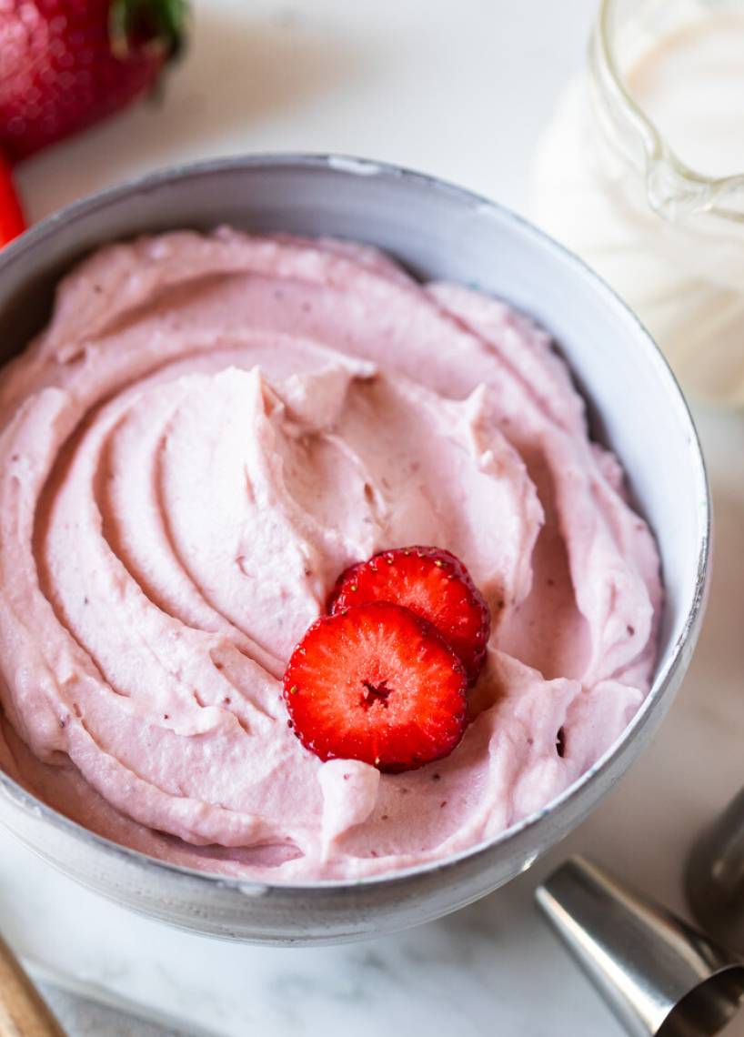 Erdbeer-Schlagsahne mit frischen Erdbeeren
