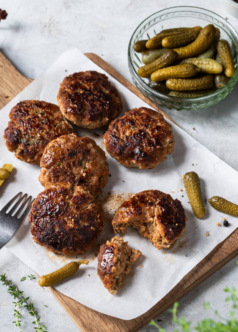 Frikadellen mit Cornichons