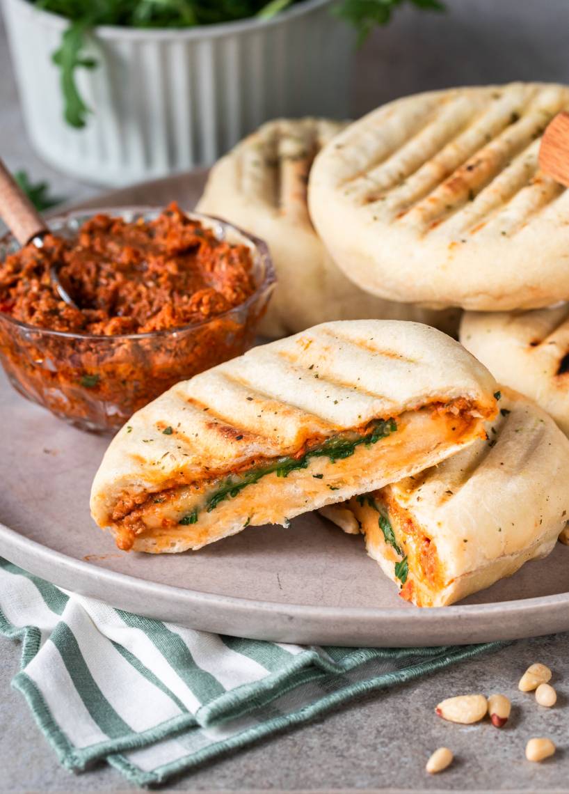 Gefülltes Tomate-Mozzarella-Grillbrot