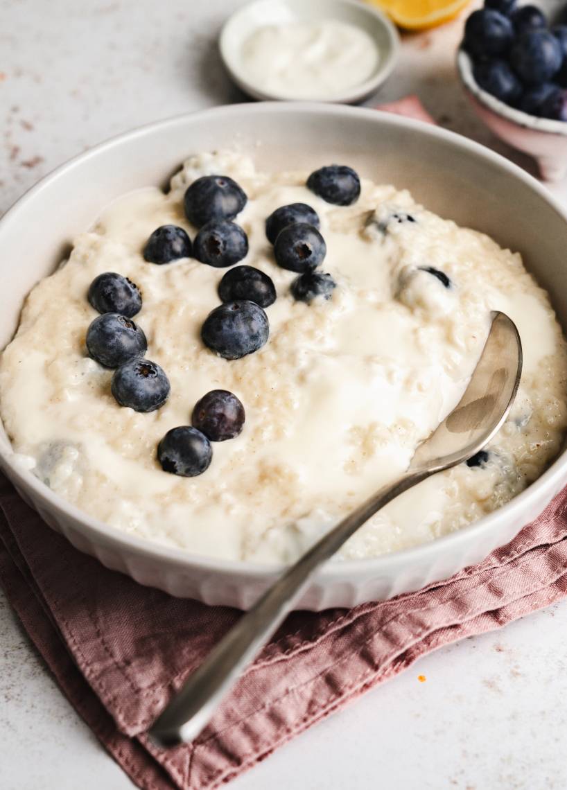 Schwedischer Milchreis mit Joghurt und Blaubeeren