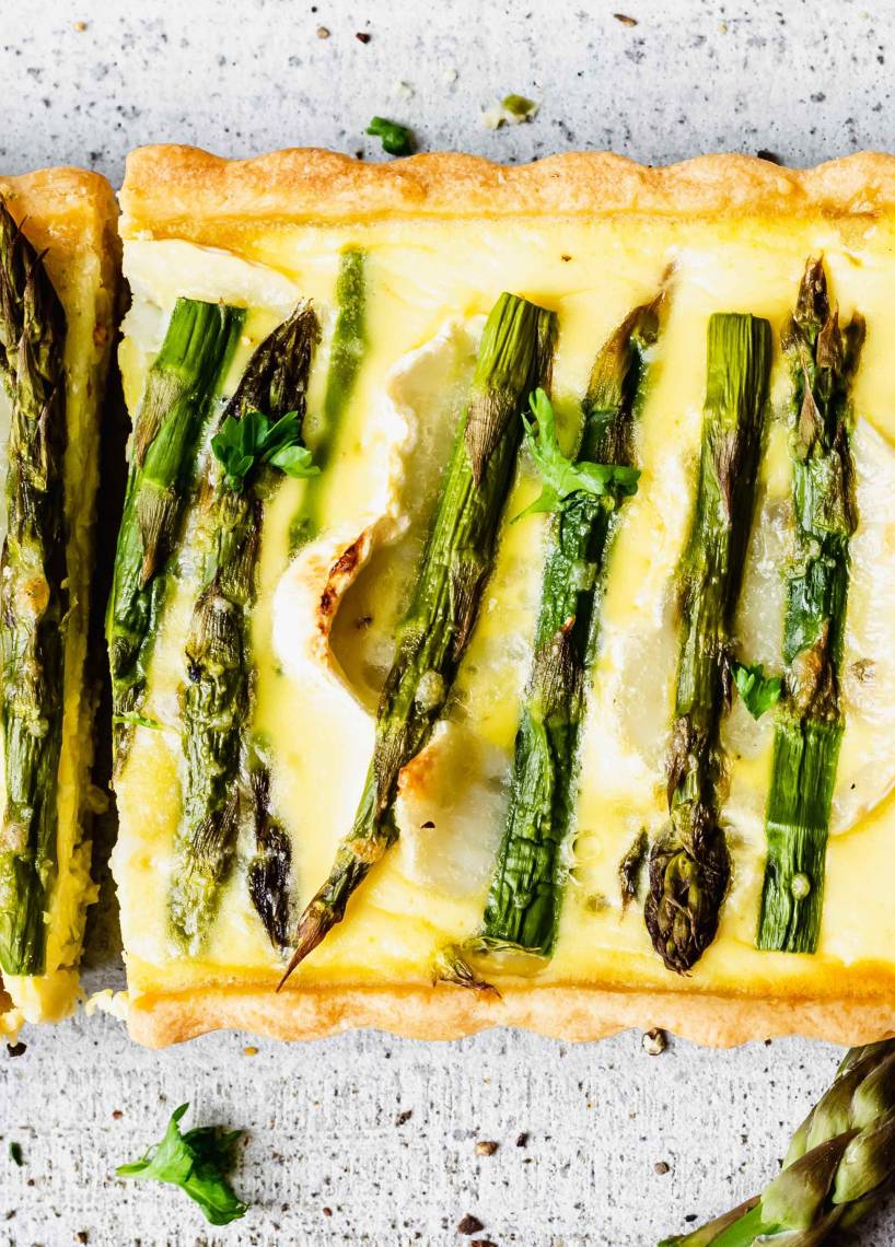 Spargelquiche mit grünem Spargel in drei Teile geschnitten