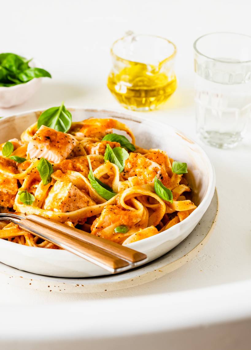 Schnelle Tomaten-Lachs-Nudeln